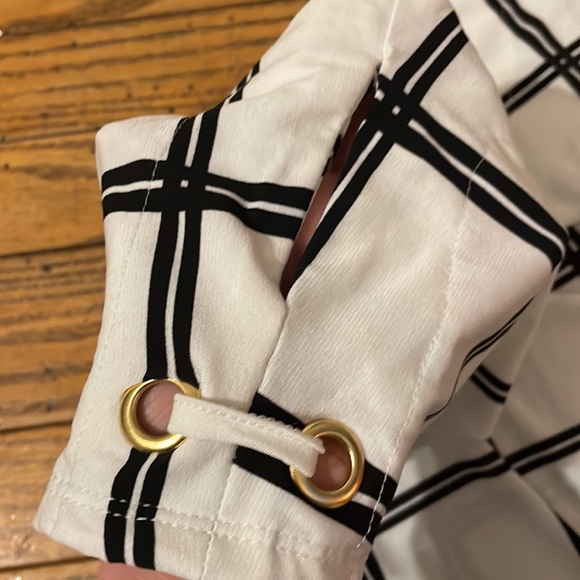 White and Black Blouse. Short Sleeve. Size Medium. Cute detail and pattern! - Picture 3 of 3